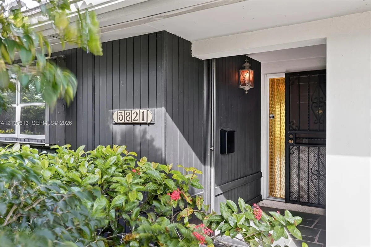 5821 SW 89th Pl, Miami: photo 1 of 57