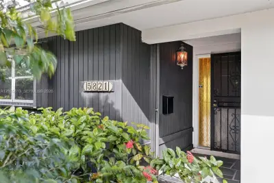 5821 SW 89th Pl, Miami: photo 1 of 57