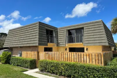 2001 20th Way, West Palm Beach: photo 1 of 18