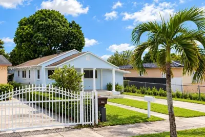 258 E 12th St, Hialeah: photo 1 of 4