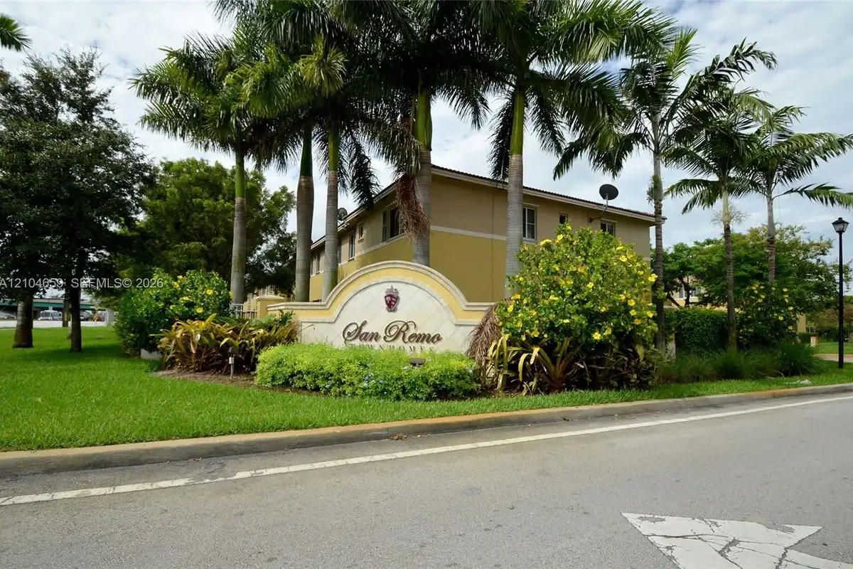 1965 SW 60th Ave, North Lauderdale: photo 1 of 13