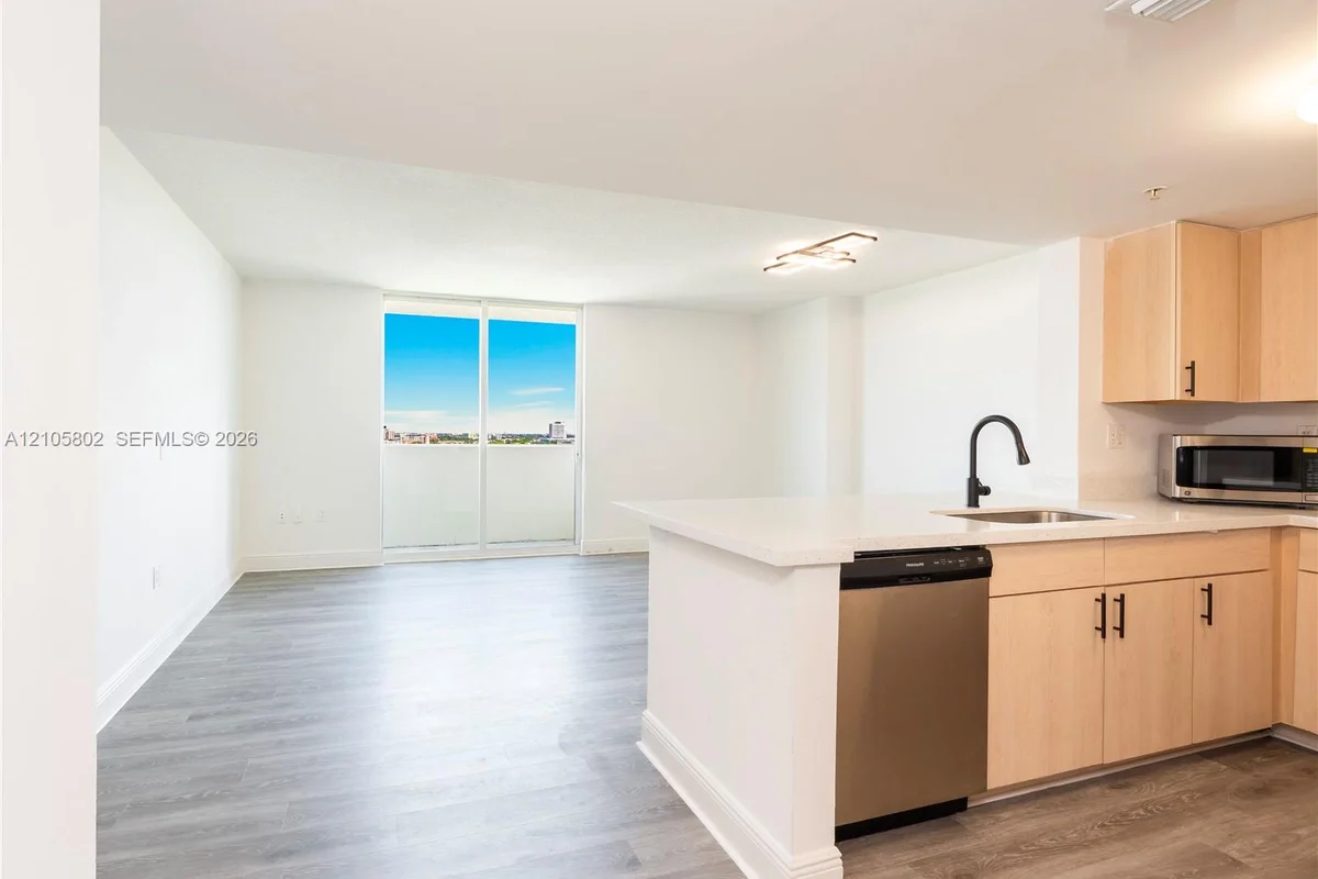 3000 Coral Way #1211, Miami: photo 1 of 18