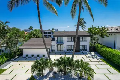 3322 NE 166th St, North Miami Beach: photo 1 of 81