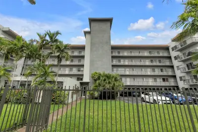 900 SW 84th Ave #309A, Miami: photo 1 of 16