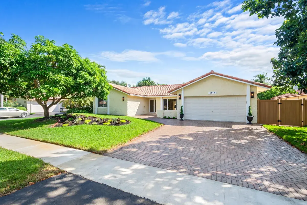1340 NW 97th Ave, Plantation: photo 1 of 30
