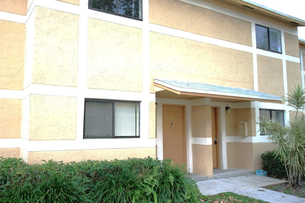 9477 Palm Cir N, Pembroke Pines: photo 1 of 24
