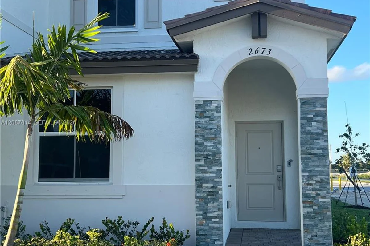 2673 SE 28th St, Homestead: photo 1 of 13