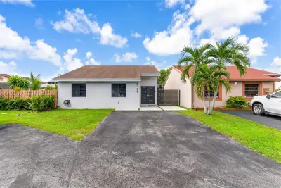 9755 SW 148th Ct, Miami: photo 1 of 40