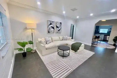 3685 SW 1st Ave, Miami: photo 1 of 11