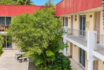 135 NE 1st Ave #5, Delray Beach: photo 1 of 7