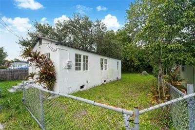 1053 NW 55th St, Miami: photo 1 of 14