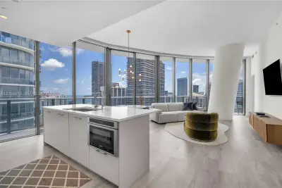55 SW 9th St #4403, Miami: photo 1 of 70