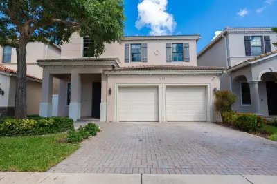 875 NE 193rd Ter, Miami: photo 1 of 37