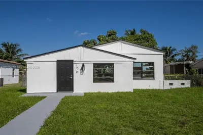 1679 NE 180th St, North Miami Beach: photo 1 of 9