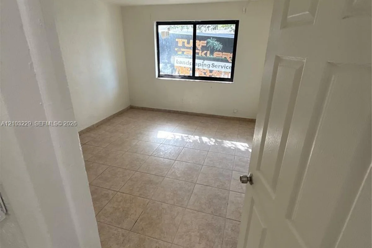 Townhouse in Homestead: photo 1 of 7