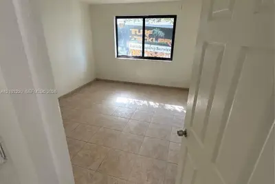 Townhouse in Homestead: photo 1 of 7