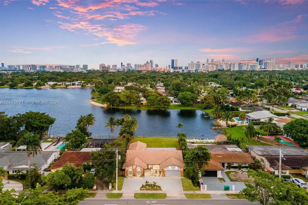 18735 NE 18th Ave, Miami: photo 1 of 24
