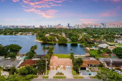 18735 NE 18th Ave, Miami: photo 1 of 24