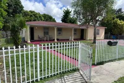 9229 NW 33rd Ave Rd, Miami: photo 1 of 2