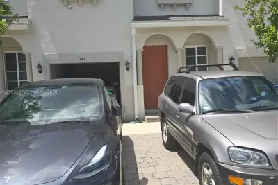 1141 NW 208th Ter, Miami Gardens: photo 1 of 33