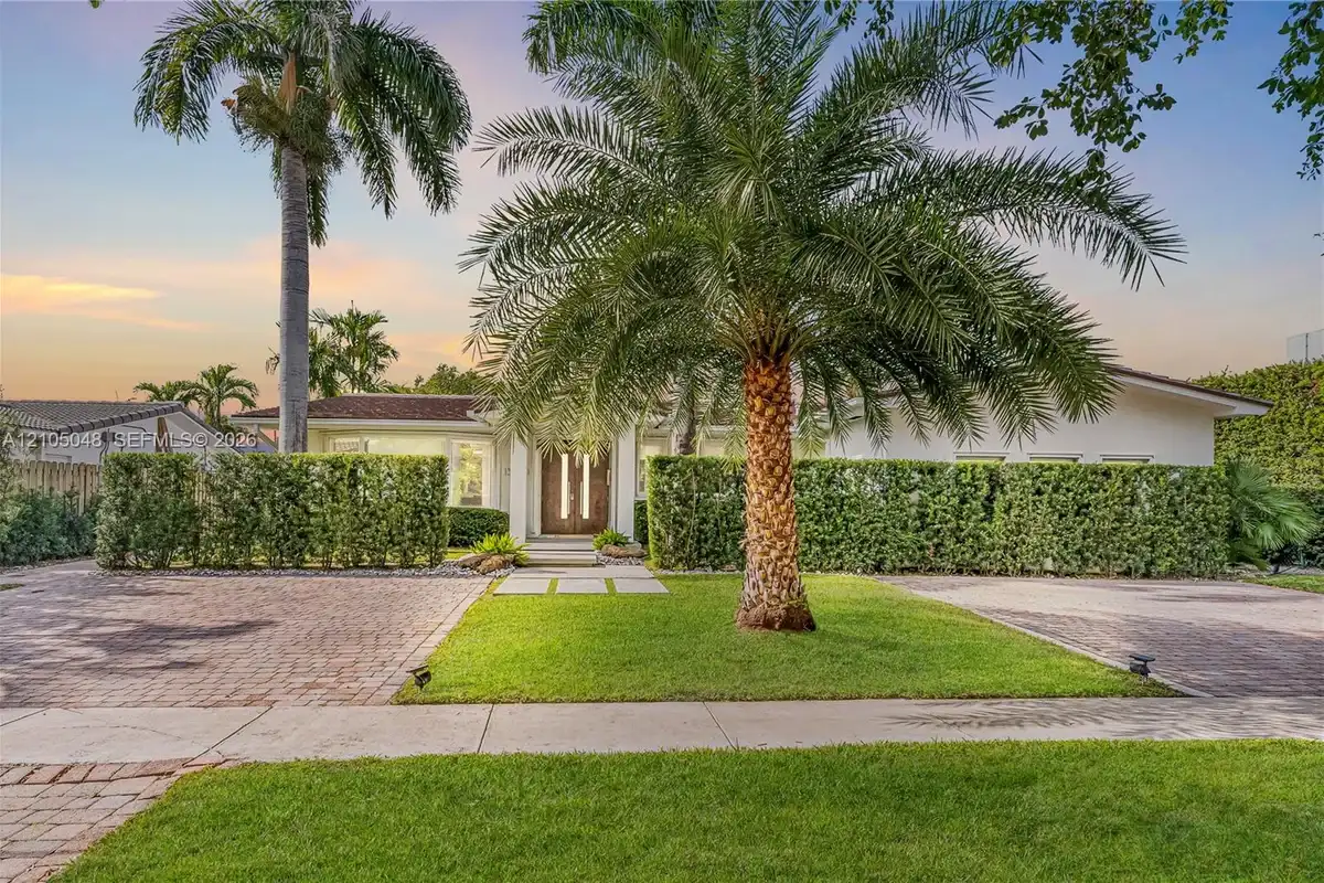 13100 Keystone Ter, North Miami: photo 1 of 32