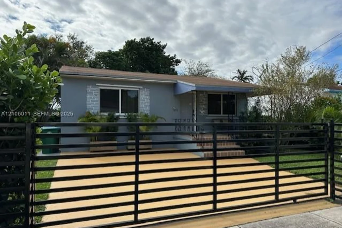 810 NW 43rd St, Miami: photo 1 of 4