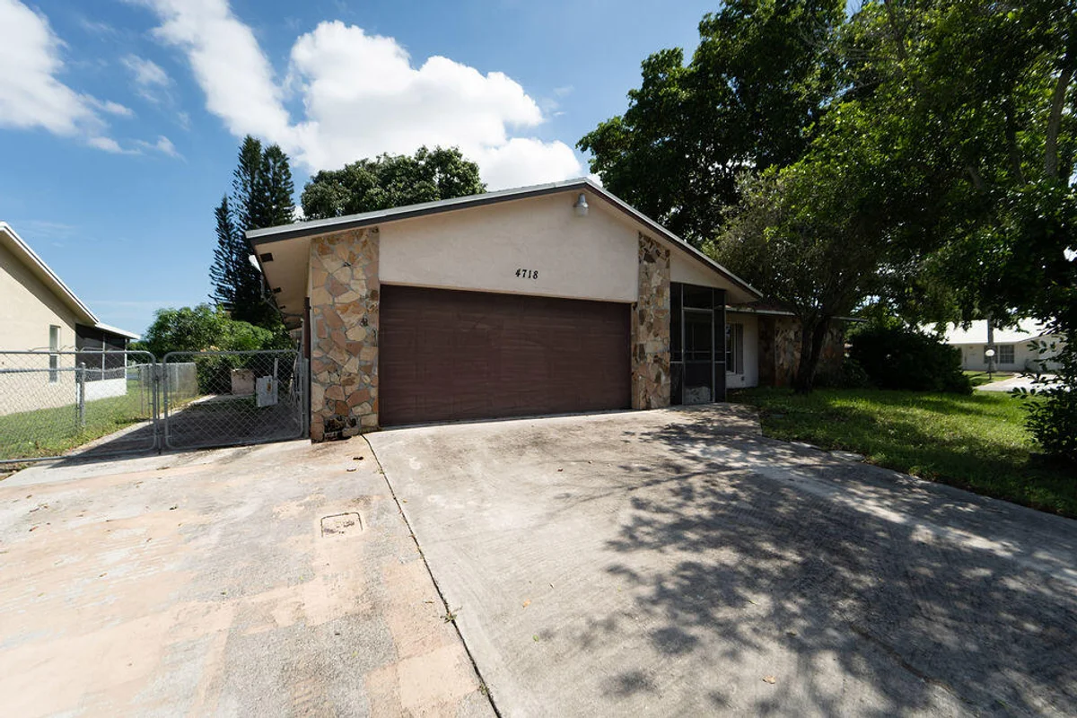 4718 Blue Pine Cir, Lake Worth: photo 1 of 41