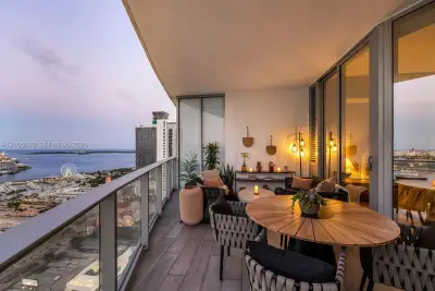 851 NE 1st Ave #3403, Miami: photo 1 of 46