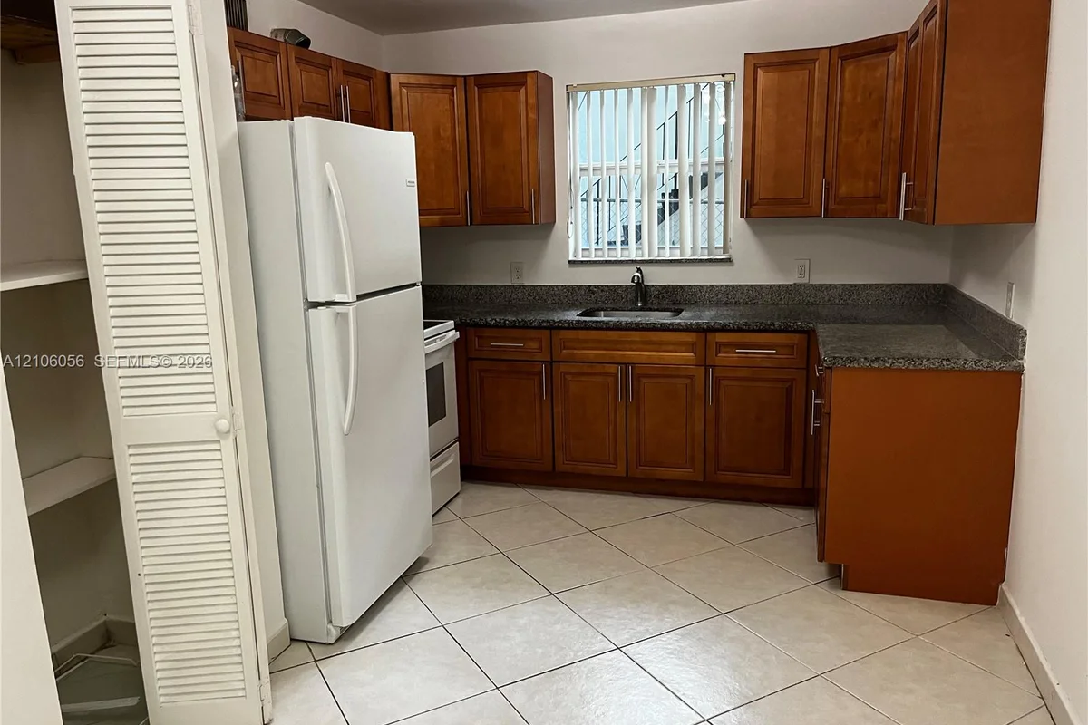 181 NW 47th Ave #6, Miami: photo 1 of 16