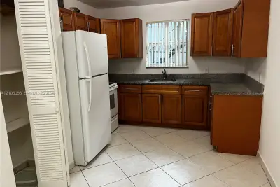 181 NW 47th Ave #6, Miami: photo 1 of 16
