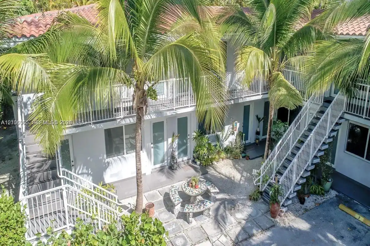Apartment in Coral Gables: photo 1 of 2