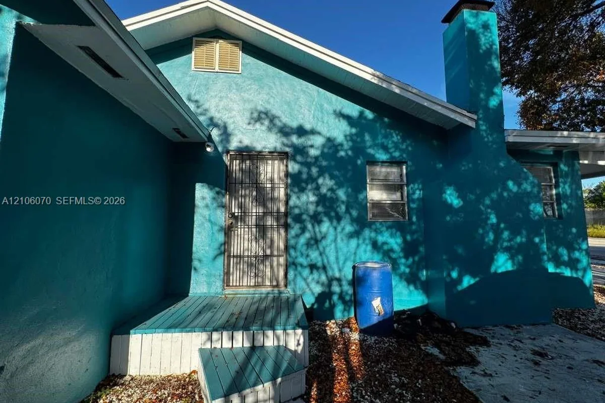 1121 NW 40th St #2, Miami: photo 1 of 8