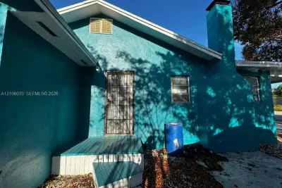 1121 NW 40th St #2, Miami: photo 1 of 8