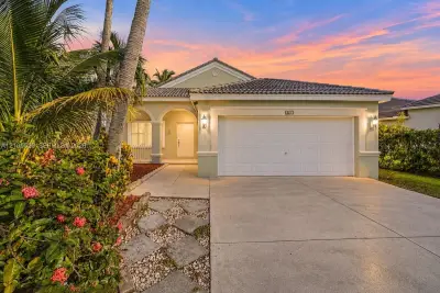 649 Willow Bend Rd, Weston: photo 1 of 42