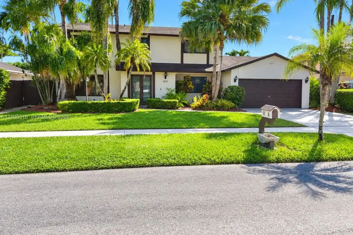 11011 SW 138th Ave, Miami: photo 1 of 12