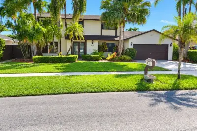 11011 SW 138th Ave, Miami: photo 1 of 12