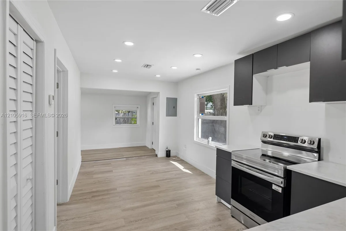 1063 NW 55th Ter, Miami: photo 1 of 13