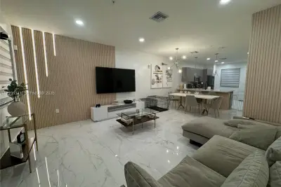 6450 NW 102nd Path #102, Doral: photo 1 of 11