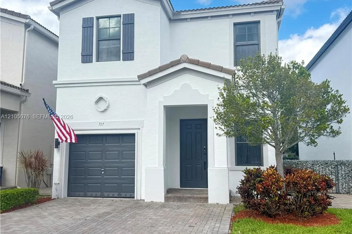 717 NE 191st St, Miami: photo 1 of 31
