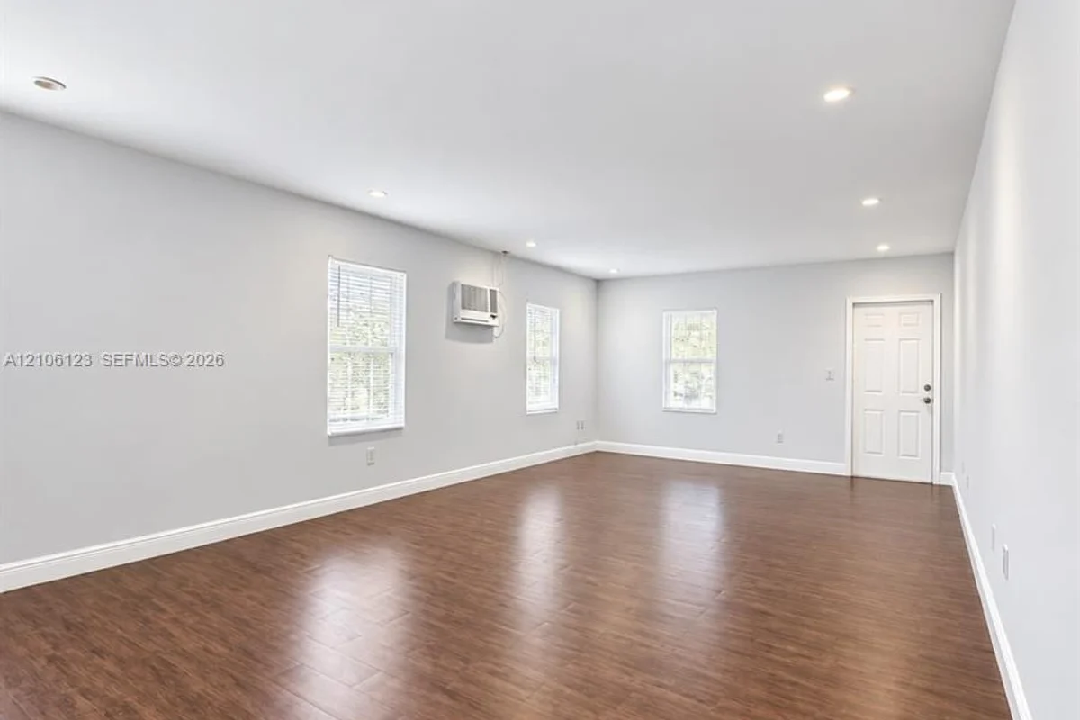 123 NW 15th St #U, Miami: photo 1 of 5