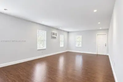123 NW 15th St #U, Miami: photo 1 of 5
