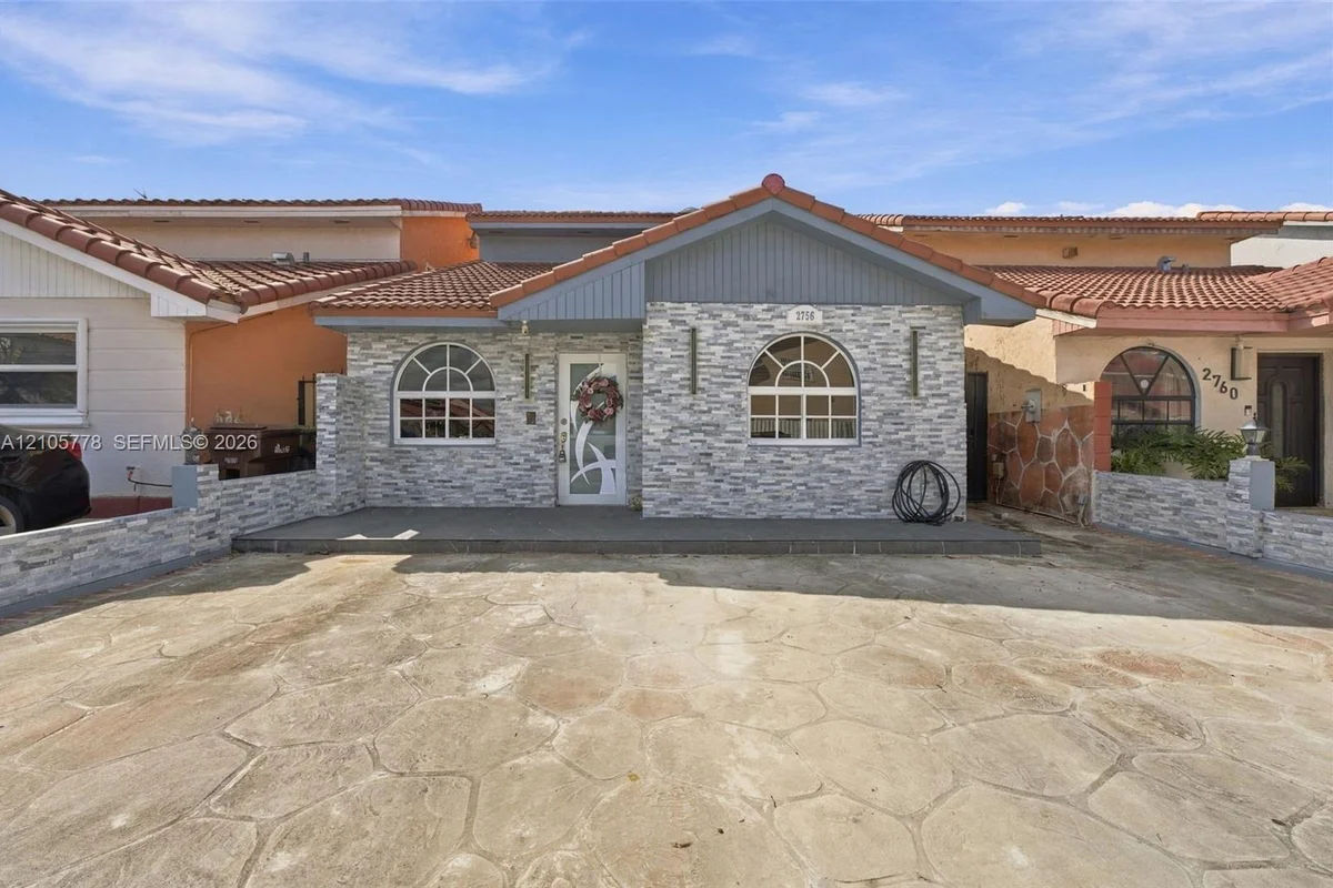 2756 W 54th St, Hialeah: photo 1 of 39