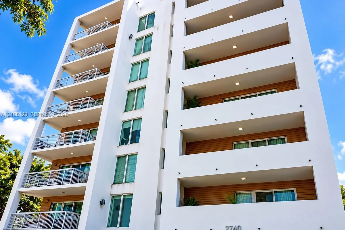 2740 SW 28th Ter #307, Miami: photo 1 of 7
