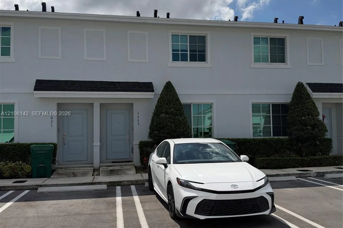 1025 NW 5th St, Florida City: photo 1 of 30