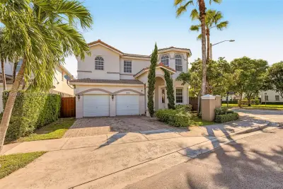 8205 NW 116th Ave, Doral: photo 1 of 30