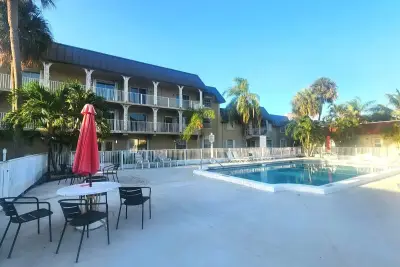 501 SE 8th St, Deerfield Beach: photo 1 of 16
