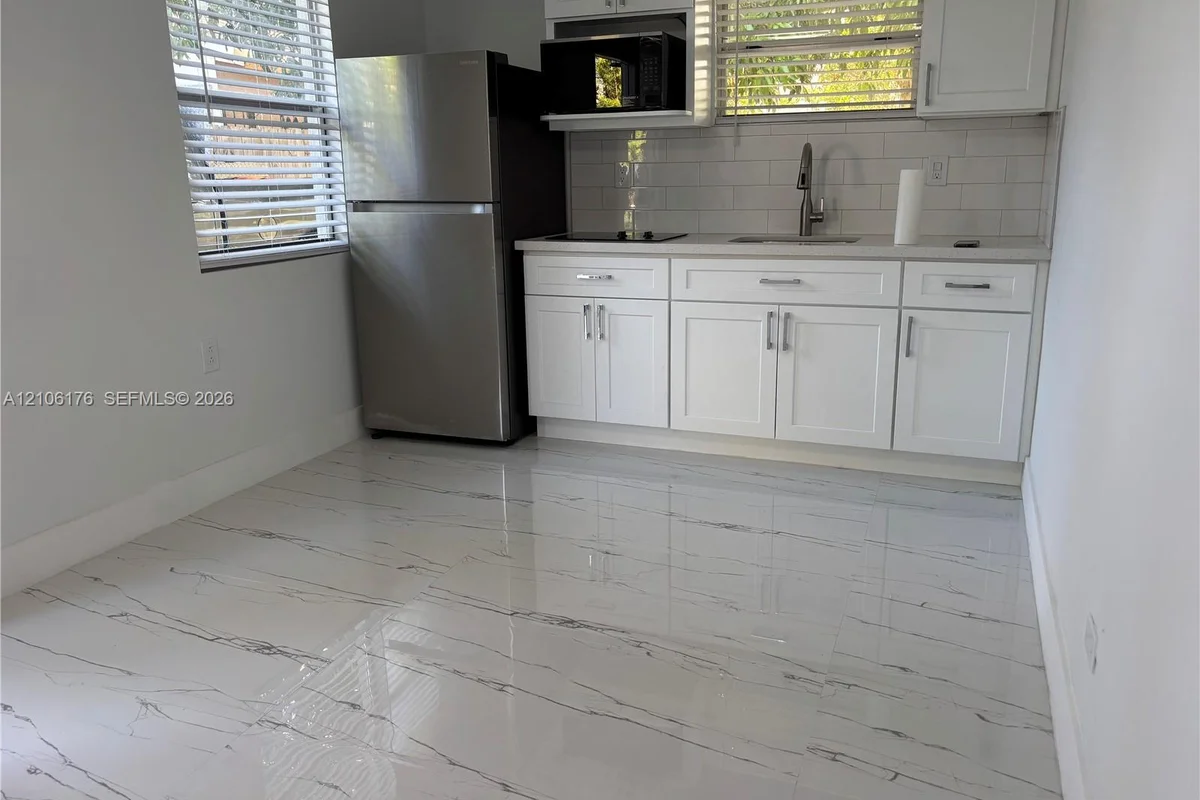 214 NW 46th Ave, Miami: photo 1 of 8