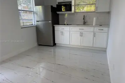 214 NW 46th Ave, Miami: photo 1 of 8