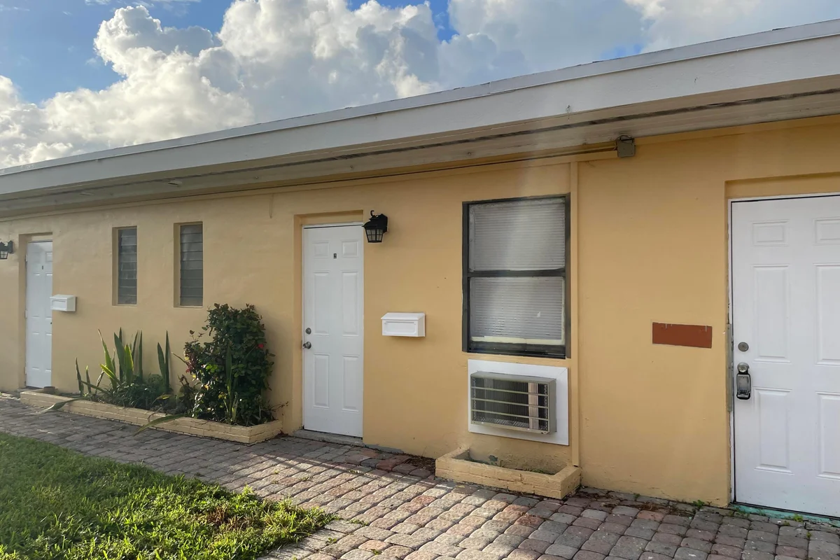 3300 Broadway Ave #2, West Palm Beach: photo 1 of 5