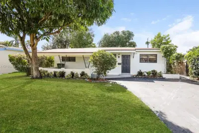 7000 SW 12th St, Pembroke Pines: photo 1 of 15